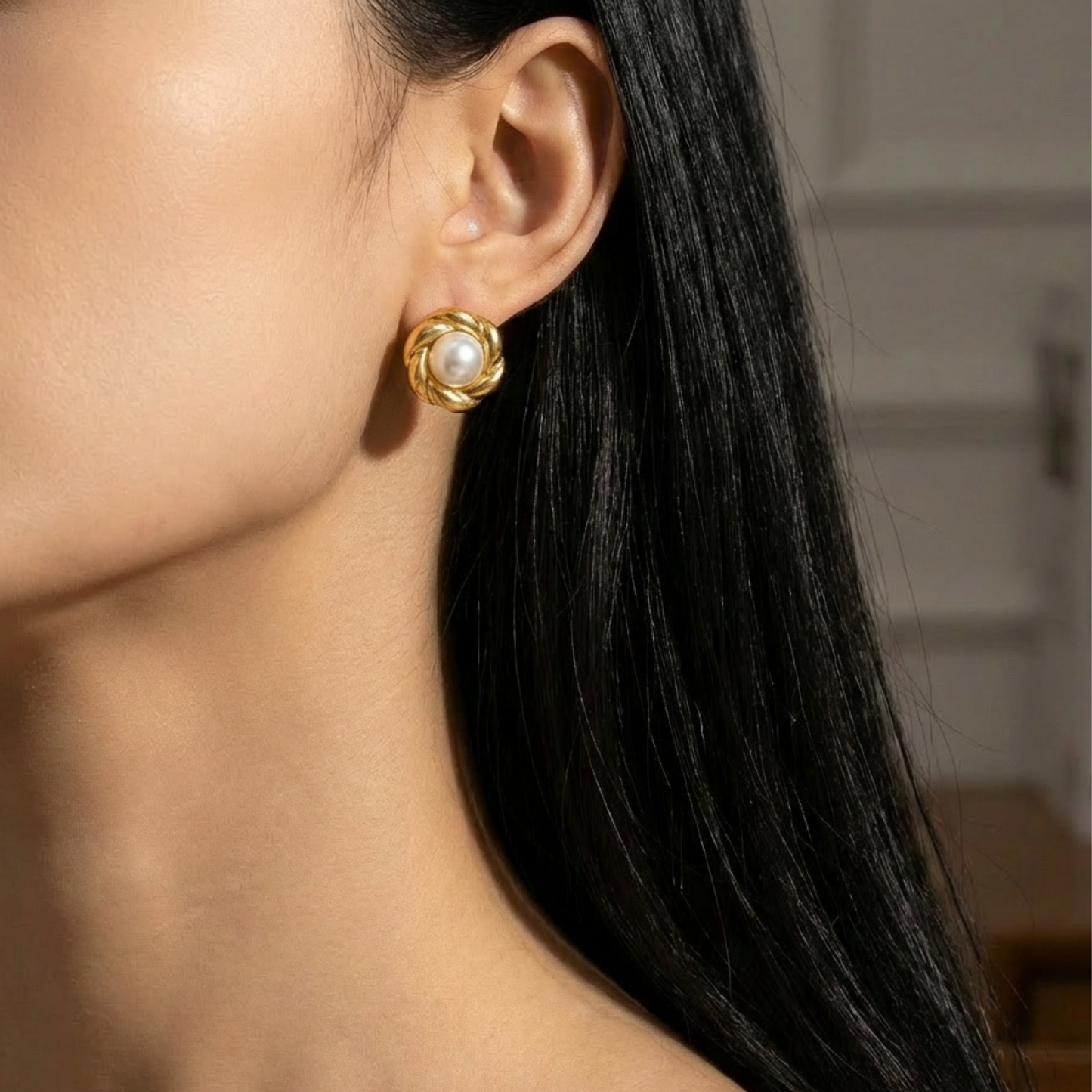 Pearl flower round earrings